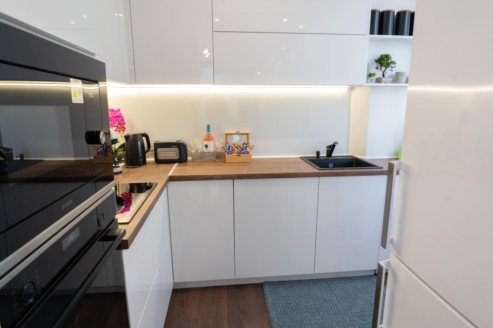 Luxury 2 Bedroom Apartment In Central Warna Exterior foto