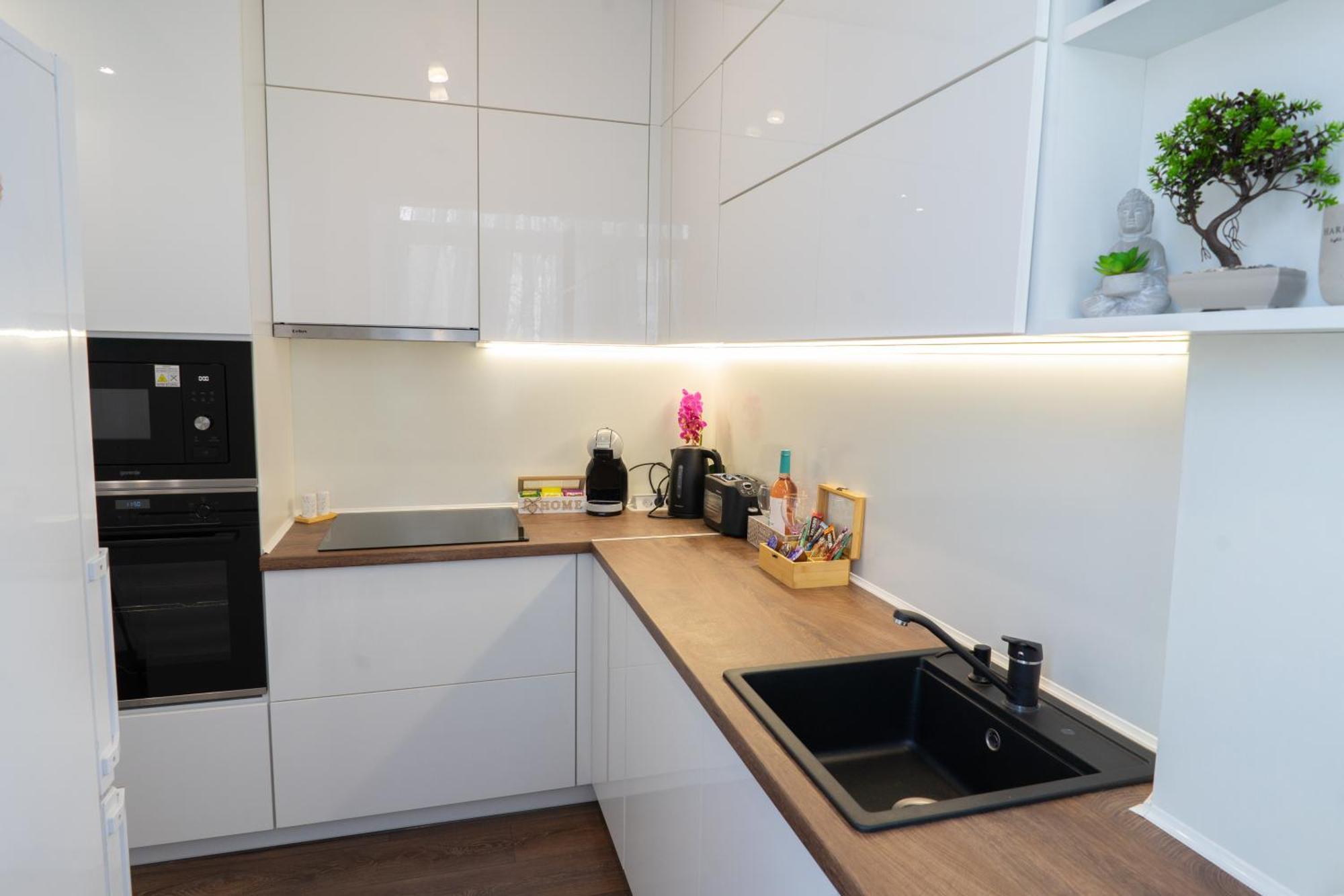 Luxury 2 Bedroom Apartment In Central Warna Exterior foto
